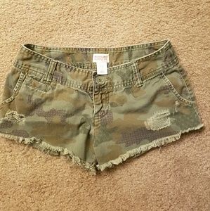SUPER CUTE Camo shorts